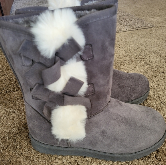 Eydram women fur lined winter Gray mid calf Boots with White Fur Accents. 7.5 - Picture 4 of 15